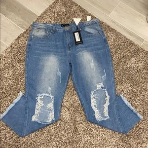 Distressed Knee Light Wash Jean
